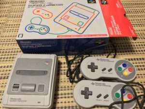 ミニスーパーファミコンを開封した写真。小さいよね。