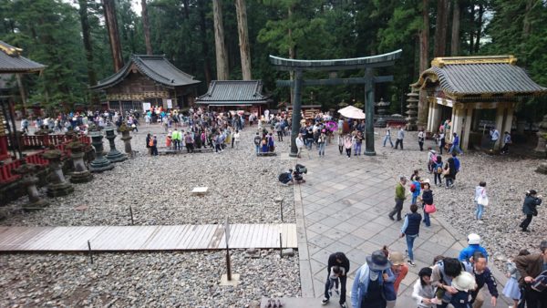 青銅門手前の石畳、パワースポットの位置